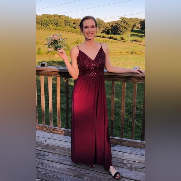 Merlot Sequin Bodice Stretch David’s Bridal Bridesmaid Dress - Picture 2 of 6